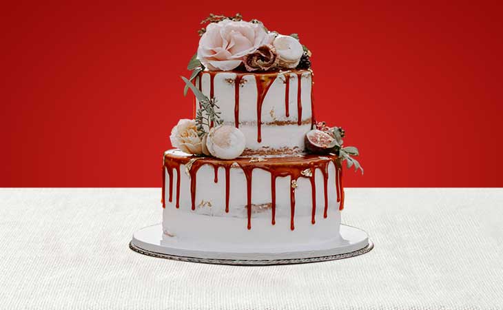 What are the most common cake flavors chosen for wedding cakes?