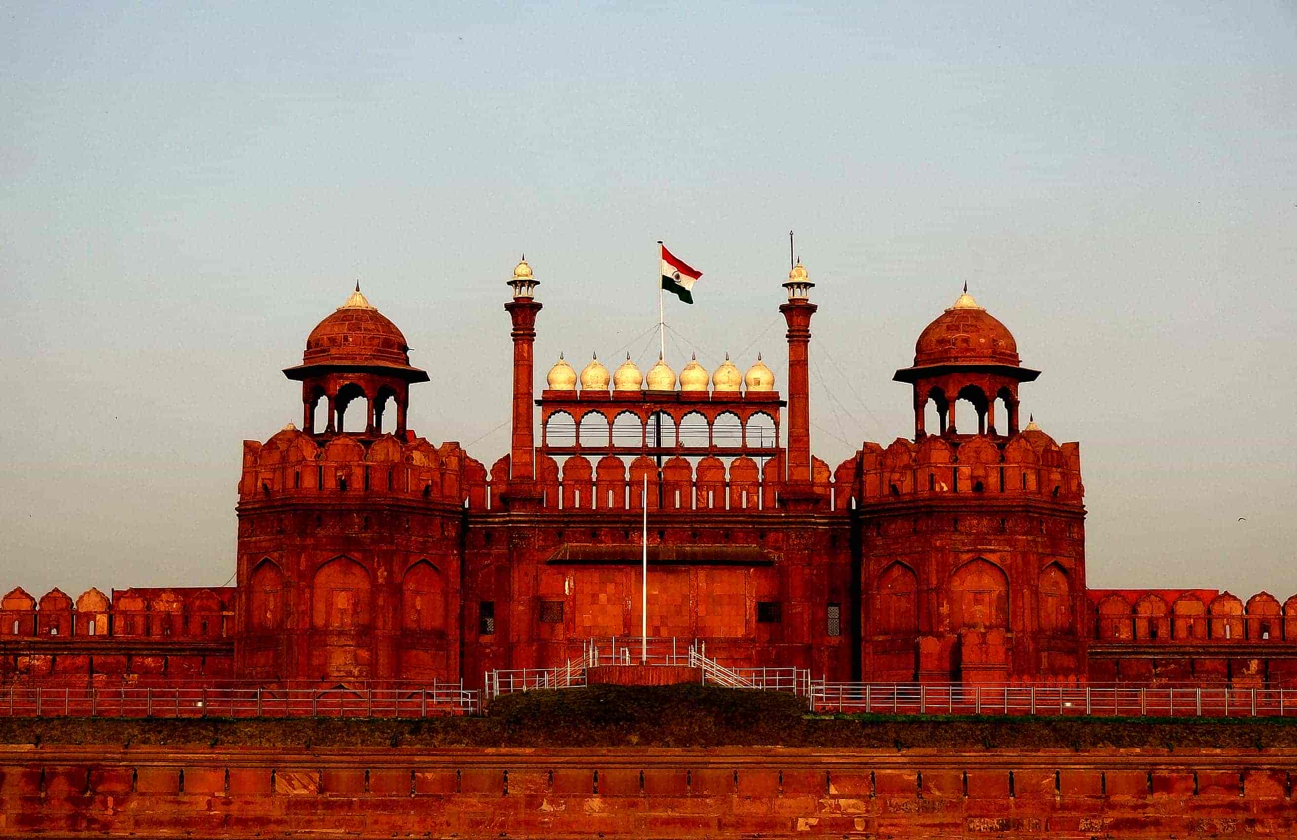 Who built red fort ?