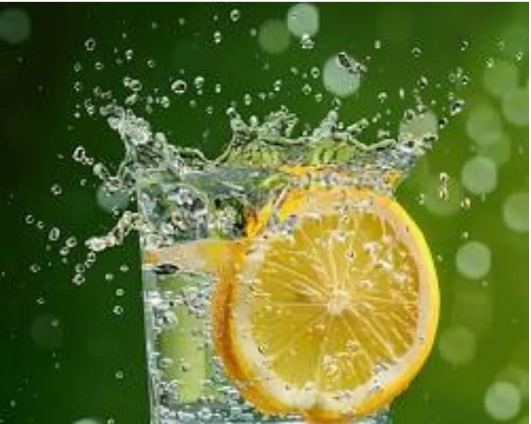 Glass of lemon water with fresh lemons illustrating the benefits of lemon water for kidneys and healthy hydration.