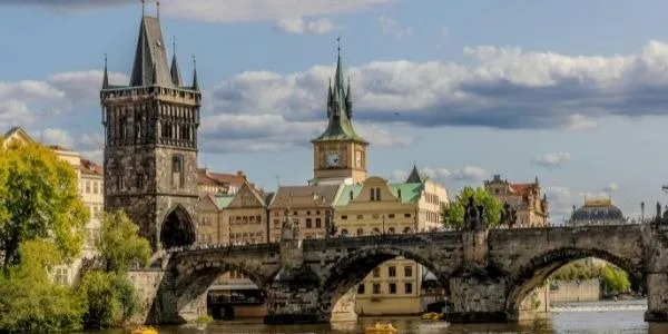 Vegetarian food in Europe featuring Italian pizza, fresh vegetables, pasta, and cheese for Indian travellers exploring Europe.